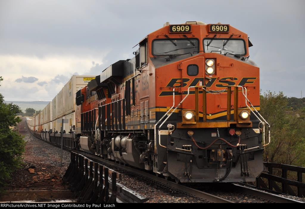 Intermodal rolls west on the Peavine